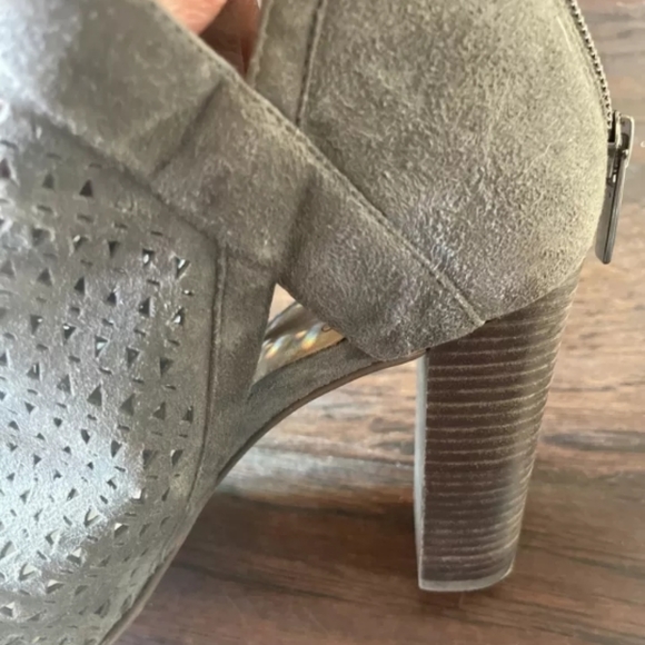 Vince Camuto cranita peep toes booties grey size 9.5 - Picture 9 of 11